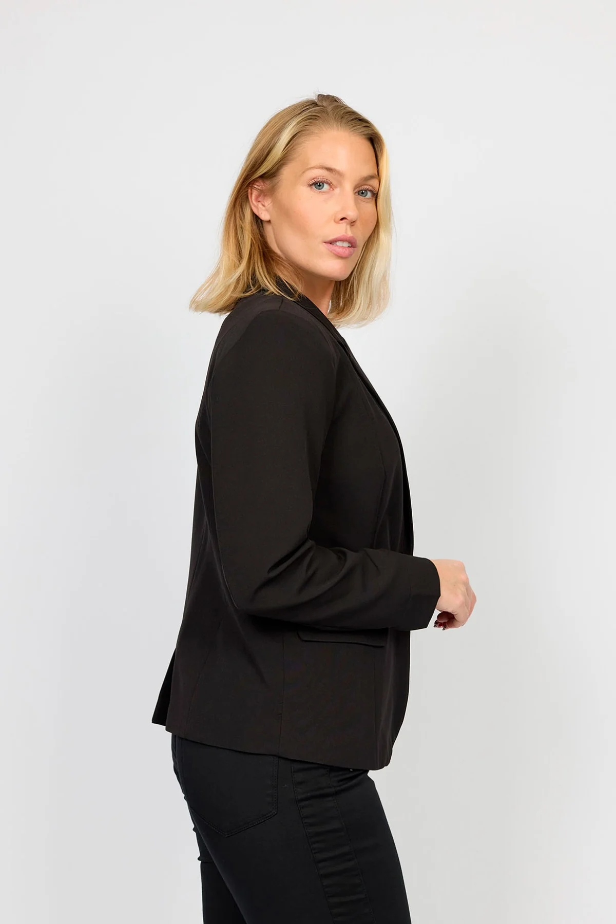 2 BIZ ILLIE - Image 7