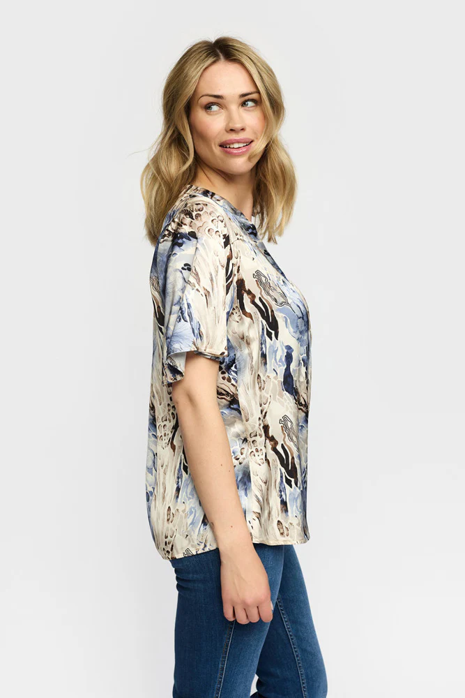 AMORA - Kortærmet print bluse i silkekvalitet - Image 8