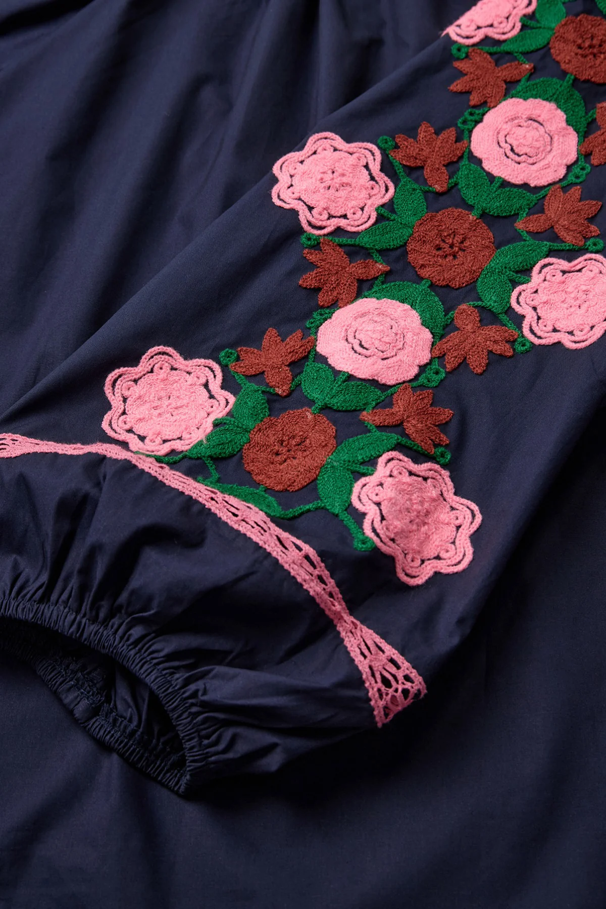 Bluse med blomsterbroderi på ærmet - Image 4