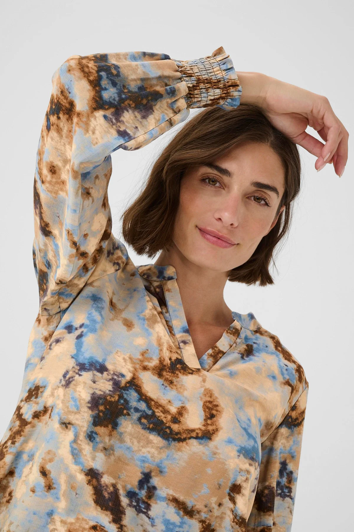 CUhizzy Greece - Mønstret bluse med smockdetalje - Image 4
