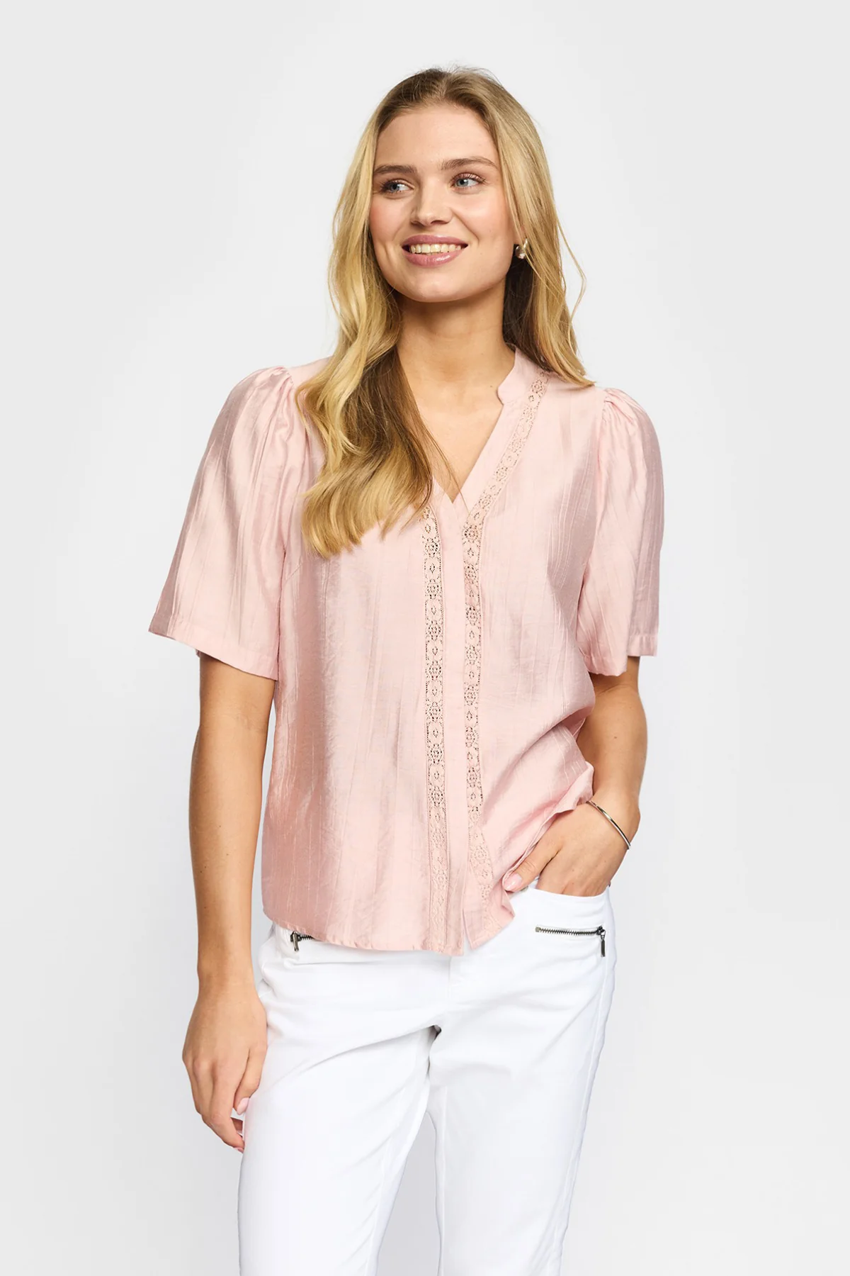 DANA - Kortærmet bluse med blonde detalje