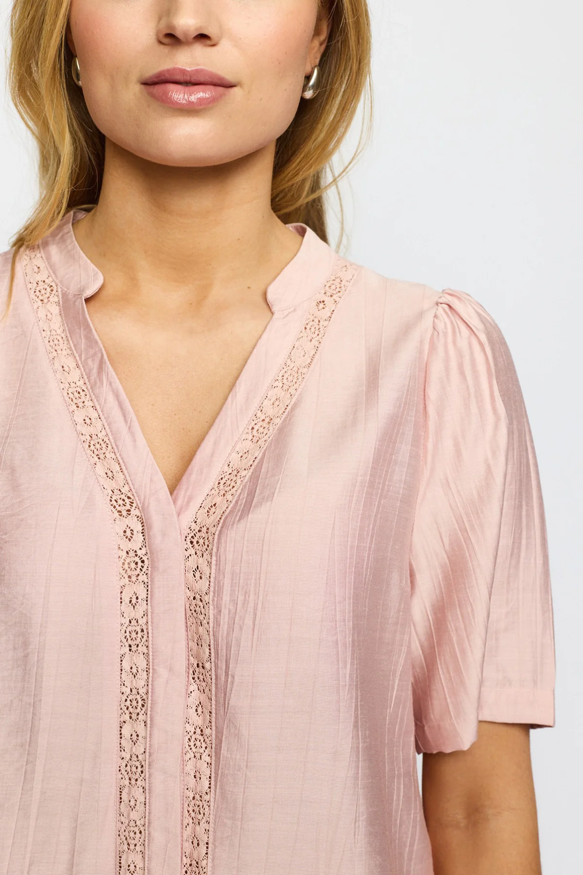 DANA - Kortærmet bluse med blonde detalje - Image 4