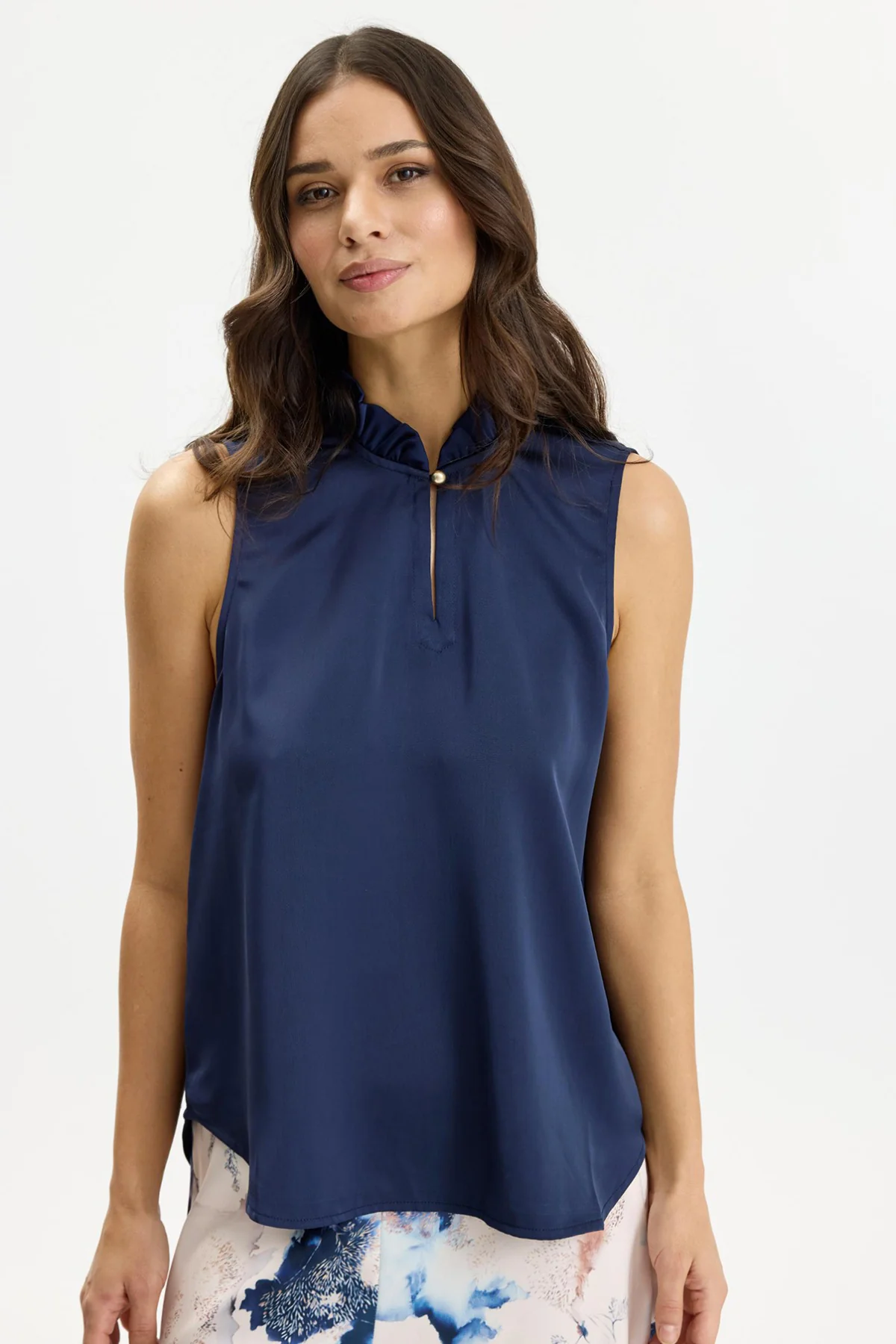 Alexandra - Elegant top med slids og knaplukning foran
