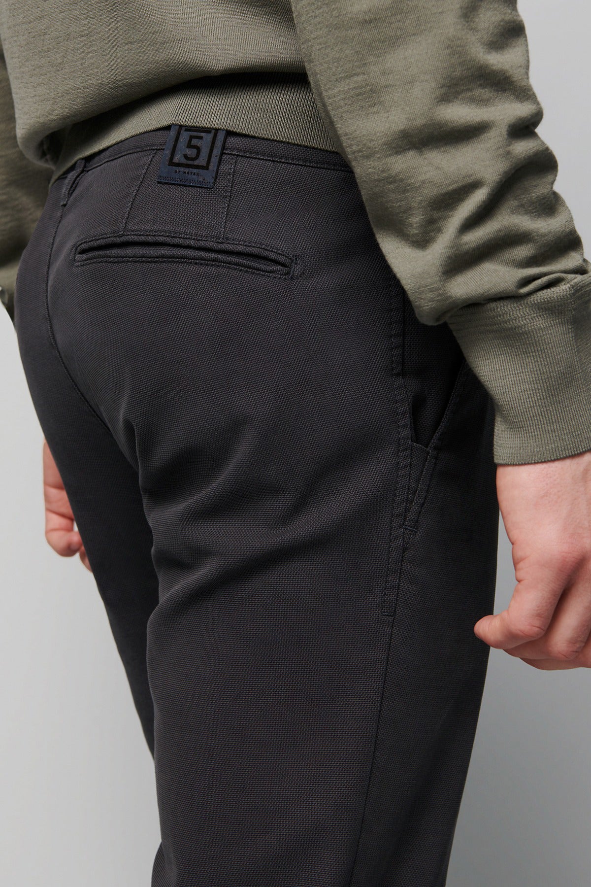 M5 CHINO PLEAT - Image 4
