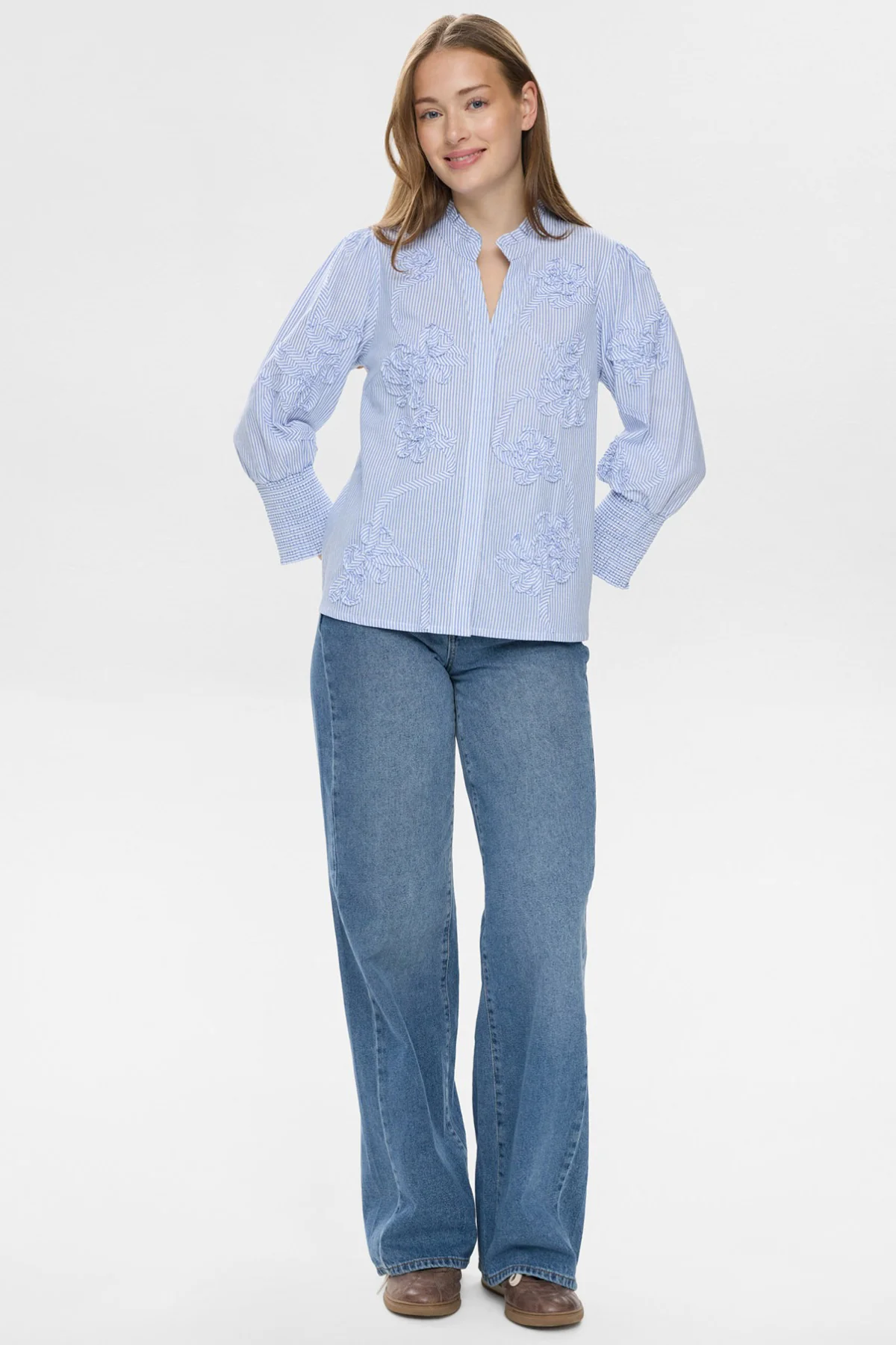NUEMELIA - Stribet bluse med broderi detalje - Image 2