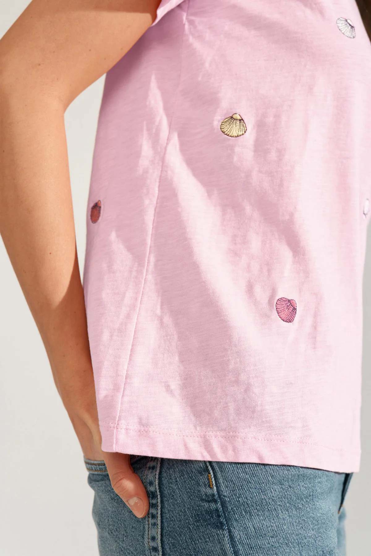 NUSHELLPA - T-shirt med broderede muslingedetaljer - Image 4
