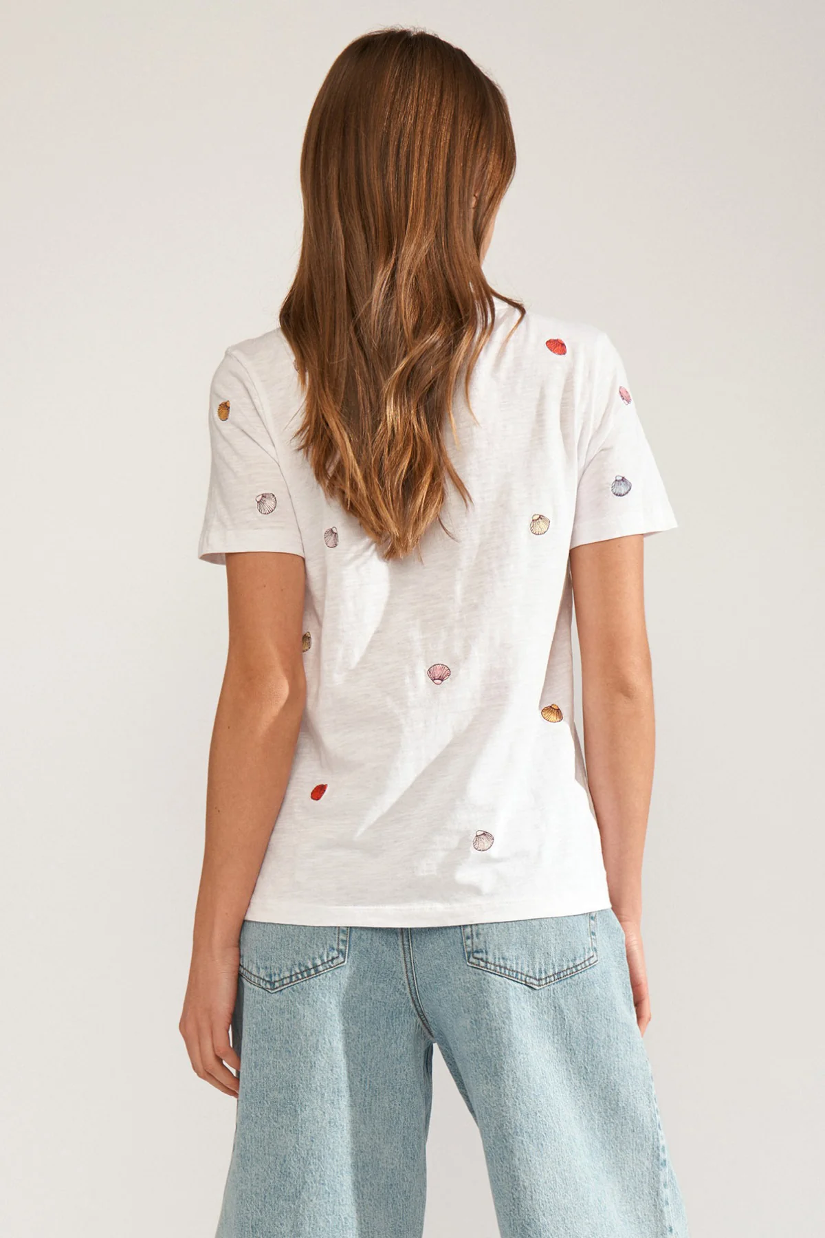 NUSHELLPA - T-shirt med broderede muslingedetaljer - Image 9