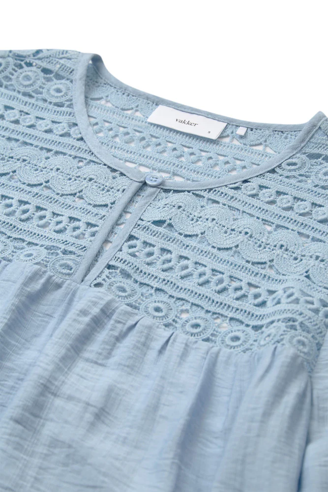 Thora - Bluse med trekvartærmer og blondedetaljer - Image 6